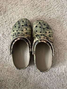CROCS Classic Clog in Green Camo Print